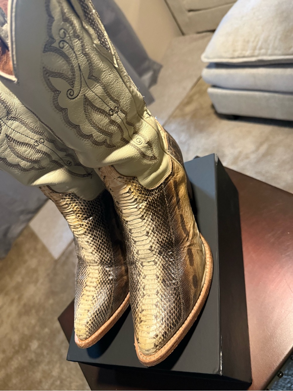 Snakeskin cowboy boots Women’s 9.5